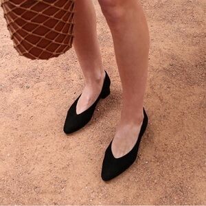 Everlane V Black Suede Pointed Pump Heels. Size 11